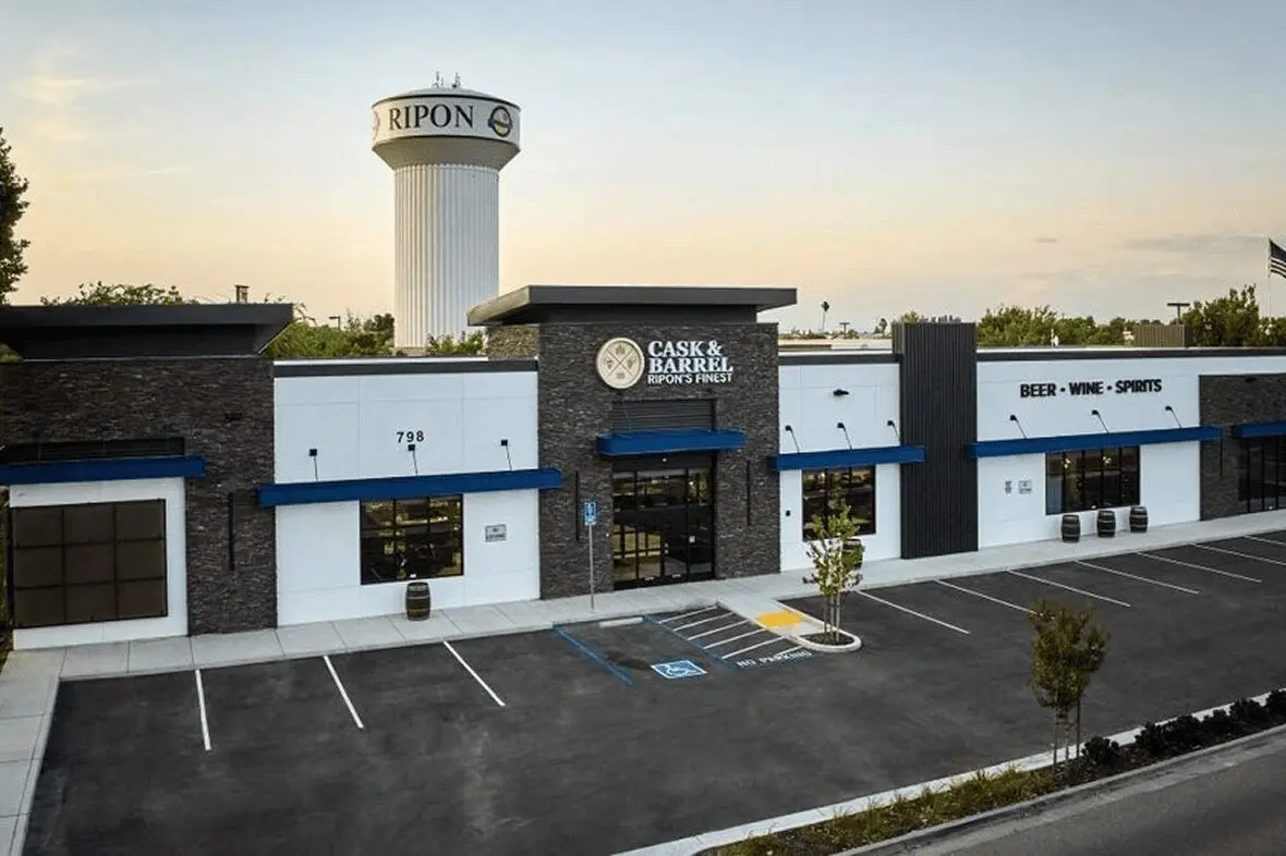 Liquor store exterior with parking lot